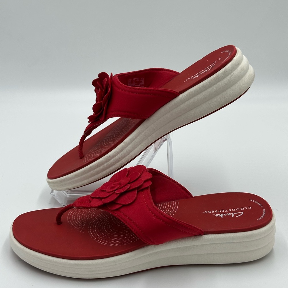 Clarks Cloudsteppers Drift Flora thong sandals in red with a Floral accent